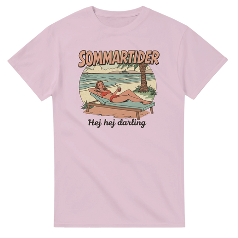 Pop art-motiv med kvinna i röd bikini på solstol vid strand, text "Sommartider Hej hej darling" på rosa t-shirt.