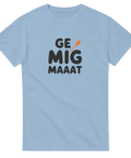 Texten 'GE MIG MAAAT' med orange sked på ljusblå t-shirt.