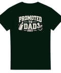Mörkgrön t-shirt med texten Promoted to Dad 2027, nappflaska och napp.