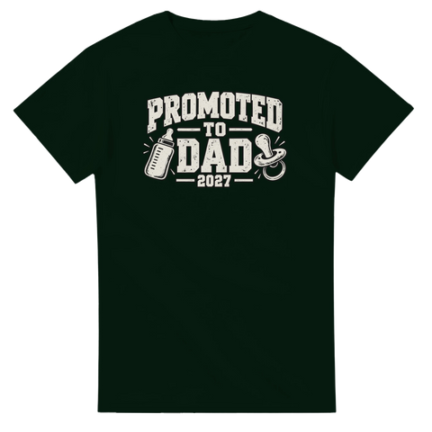 Mörkgrön t-shirt med texten Promoted to Dad 2027, nappflaska och napp.