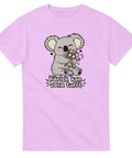 Ljusrosa t-shirt med en koala som kramar en mus och texten Kärlek kan vara tufft.