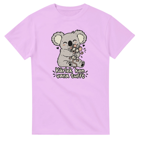 Ljusrosa t-shirt med en koala som kramar en mus och texten Kärlek kan vara tufft.