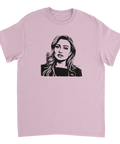 Konstnärligt porträtt av Ebba Busch med tydlig attityd på en ljuslila t-shirt