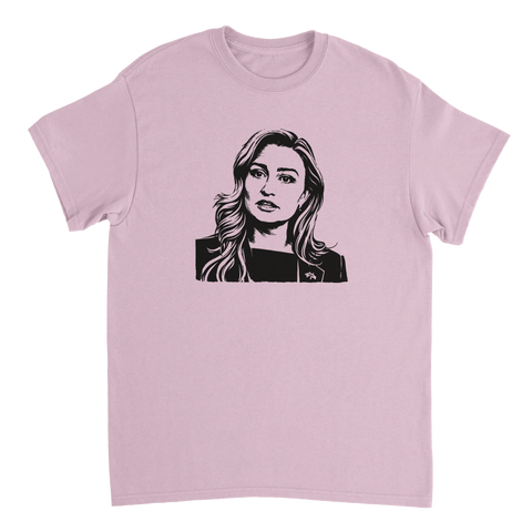 Konstnärligt porträtt av Ebba Busch med tydlig attityd på en ljuslila t-shirt