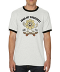Man bär ringer-t-shirt med satirisk retrodesign och humoristiskt motiv