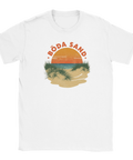 Retroinspirerad illustration av sanddyner och solnedgång på vit t-shirt