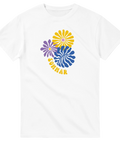 Grafisk illustration av retroblommor i gult och lila på en vit t-shirt