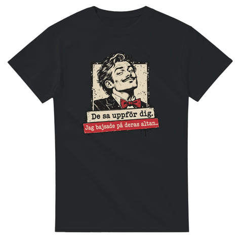 Svart t-shirt med mansporträtt med fluga och texten ”De sa uppför dig. Jag bajsade på deras altan.”
