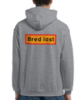 sportgrå hoodie med ryggtryck och texten bred last