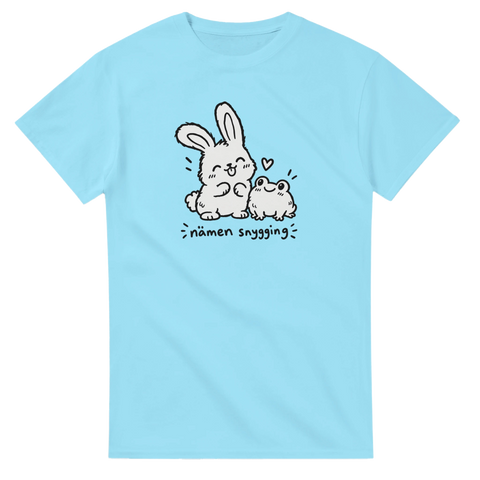 Ljusblå t-shirt med en kanin och en groda med hjärta och texten Nämen snygging.