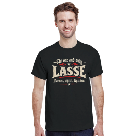 Man som bär en grafisk t-shirt med humoristiskt Lasse-motiv i vintagestil