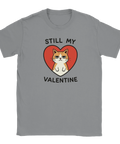 Grinig orangevit katt i rött hjärta, text "STILL MY VALENTINE" på grå t-shirt.
