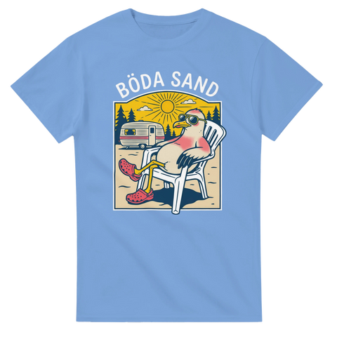 Humoristisk illustration av solbränd mås på campingstol – ljusblå t-shirt