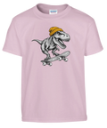 Ljusrosa barn-t-shirt med en T-Rex i gul mössa på skateboard.