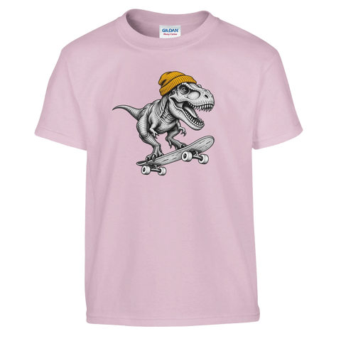 Ljusrosa barn-t-shirt med en T-Rex i gul mössa på skateboard.