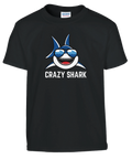 Grafiskt hajmotiv med coola solglasögon och vit text på en svart t-shirt för barn