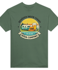 Retro-tecknad husvagn, öl, solhatt, text "BEHÖVER INGEN TERAPI FÖR JAG HAR BÖDA CAMPING" på militärgrön t-shirt.