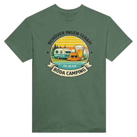 Retro-tecknad husvagn, öl, solhatt, text "BEHÖVER INGEN TERAPI FÖR JAG HAR BÖDA CAMPING" på militärgrön t-shirt.
