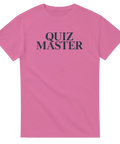 Rosa t-shirt med Quiz Master text i grafisk mörkblå design