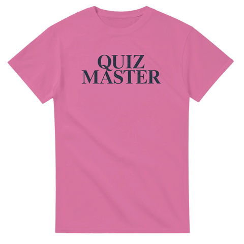 Rosa t-shirt med Quiz Master text i grafisk mörkblå design