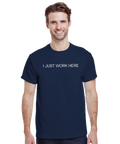 I Just Work Here" texttryck i vitt, enkel stil på marinblå t-shirt.