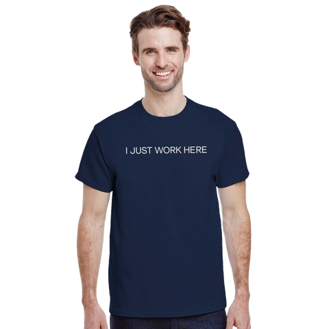I Just Work Here" texttryck i vitt, enkel stil på marinblå t-shirt.