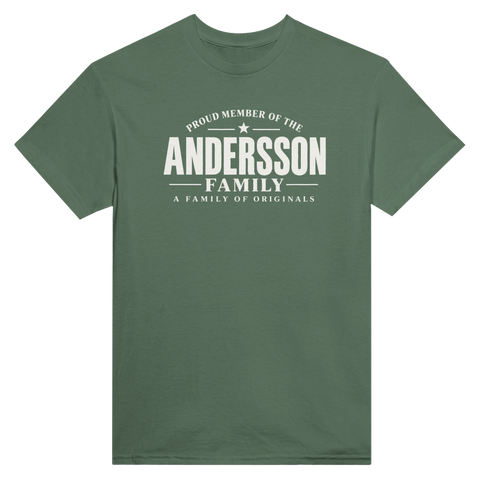 Olivgrön t-shirt med texten Andersson – A Family of Originals