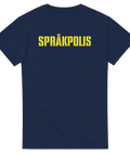 Gul text med ordet Språkpolis i stencil-stil på en mörkblå t-shirt