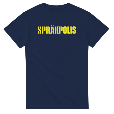 Gul text med ordet Språkpolis i stencil-stil på en mörkblå t-shirt