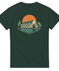 Stilren illustration av Feskekörka vid vattenbrynet på en skogsgrön t-shirt