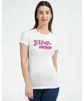 Sex, Drugs & Dansband" rosa grunge-text på vit t-shirt för dam.
