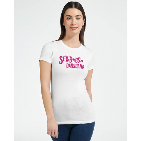 Sex, Drugs & Dansband" rosa grunge-text på vit t-shirt för dam.