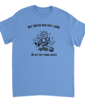 Humoristisk illustration av en stressad kontorsarbetare med kaffe – grafisk t-shirt