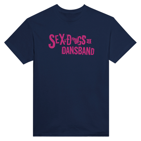 Rolig t-shirt för fans av dansband. Sex, drugs & dansband i parodisk text i rosa på marinblå tröja