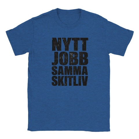 NYTT JOBB SAMMA SKITLIV" text i sliten stil på kungsblå t-shirt.