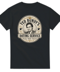 Mörk satirisk illustration av Ted Bundy i retroetikett-stil – grafisk t-shirt