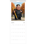 Humoristisk väggkalender med karikatyr av skolpojke med jättepenna i höstmiljö