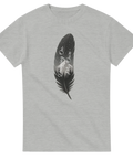 Gråmelerad t-shirt med detaljrikt tryck av en fjäder och barrskog