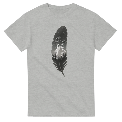 Gråmelerad t-shirt med detaljrikt tryck av en fjäder och barrskog
