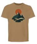Tidlös vintagedesign med bergstoppar tryckt på sandfärgad t-shirt