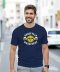 Man bär en marinblå t-shirt med ett kaxigt och roligt öltryck