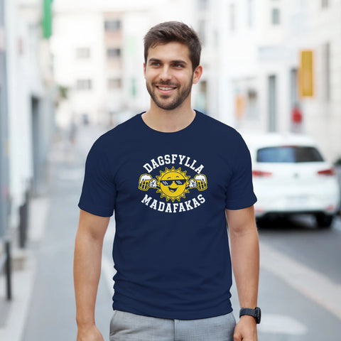 Man bär en marinblå t-shirt med ett kaxigt och roligt öltryck