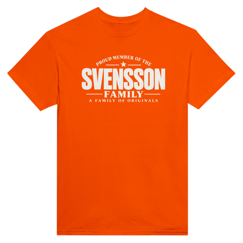 Orange t-shirt med texten Svensson – A Family of Originals