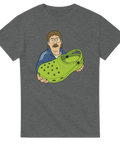 Nostalgisk illustration av man i träningsoverall med foppatoffel – grå t-shirt