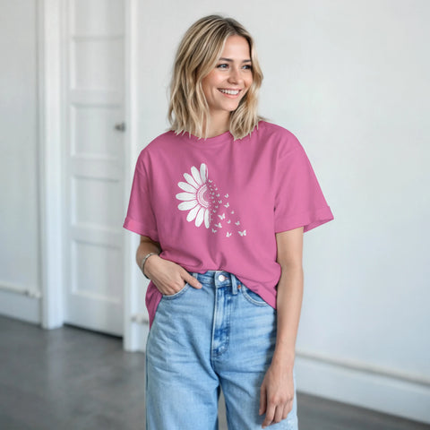 Vit tusensköna som övergår i fjärilar på rosa t-shirt.