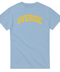 Gult texttryck i bågform på en ljusblå t-shirt