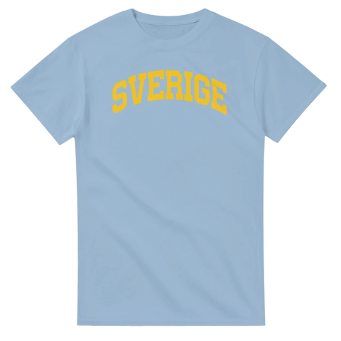 Gult texttryck i bågform på en ljusblå t-shirt