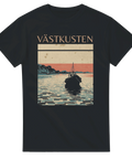 Västkusten-tryck med båt i solnedgång, berg, retrostil på svart t-shirt.