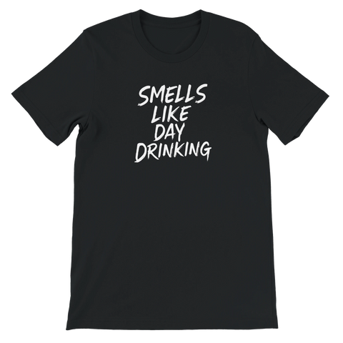 Vit text "SMELLS LIKE DAY DRINKING" med penseldrag på svart t-shirt.
