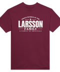 Vinröd t-shirt med texten Larsson – A Family of Originals